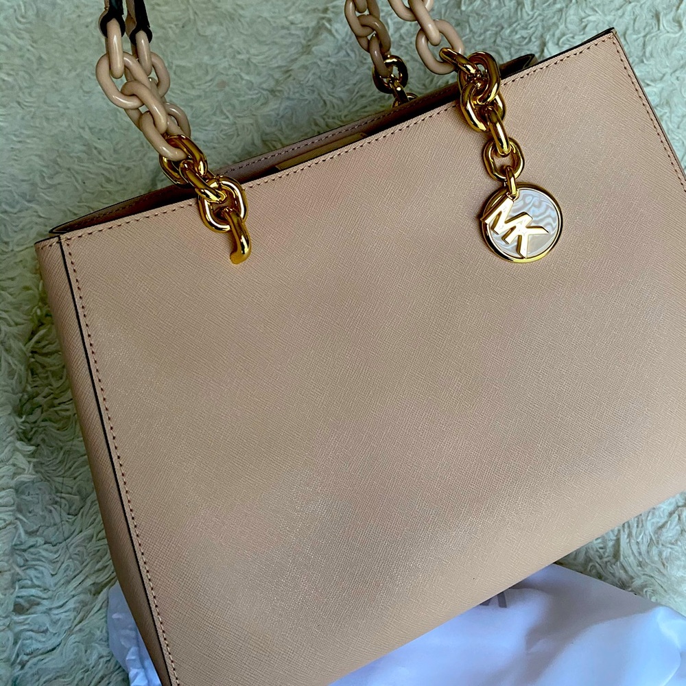 SALE!! ✨MICHAEL Kors Cynthia Medium Leather Satchel✨